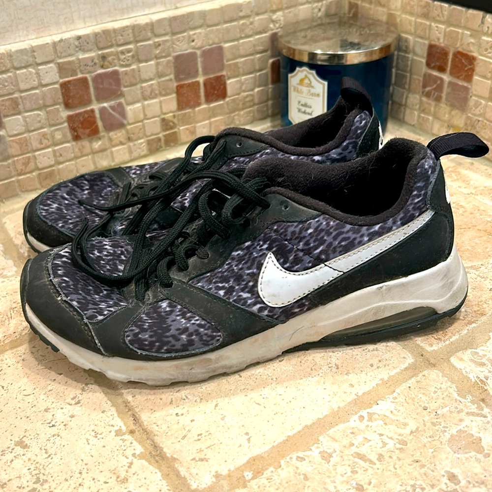 Women’s Size 8 Nike Air Vintage unique print Sneakers